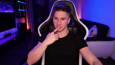 Snapshot of dorianreyes chatting on 10-18-25, 12:35 Dorian Reyes online show from 10-18-25, 12:35