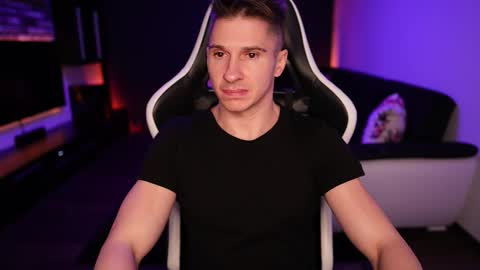 Snapshot of dorianreyes chatting on 10-19-25, 08:42 Dorian Reyes online show from 10-19-25, 08:42