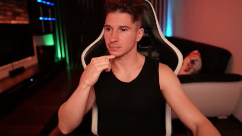 Snapshot of dorianreyes chatting on 10-21-25, 07:58 Dorian Reyes online show from 10-21-25, 07:58