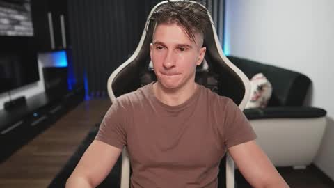 Snapshot of dorianreyes chatting on 11-04-25, 10:42 Dorian Reyes online show from 11-04-25, 10:42