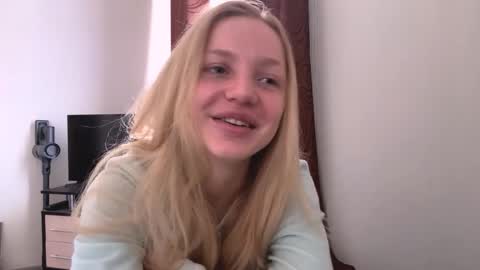 Snapshot of dorismoldt chatting on 03-10-26, 10:20 Hello My name is Ashley online show from 03-10-26, 10:20