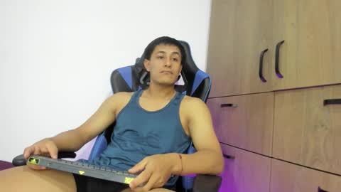 Snapshot of dorman_boy chatting on 12-19-25, 02:40 dorman_boy online show from 12-19-25, 02:40