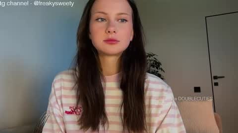 Snapshot of doublecuties chatting on 06-09-26, 04:02 Lana Eva dont forget to give us a thumb up online show from 06-09-26, 04:02