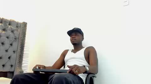 Snapshot of douglas_099 chatting on 09-20-25, 01:01 DOUGLAS online show from 09-20-25, 01:01