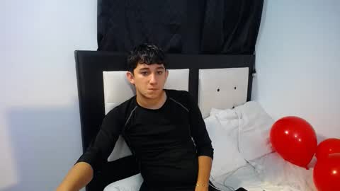 Snapshot of dravith_and_valery chatting on 02-15-26, 04:53 -- nicolle and jhon -- online show from 02-15-26, 04:53