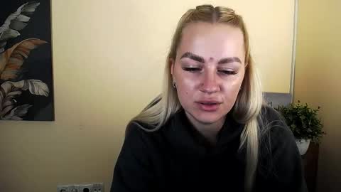 Snapshot of dream_dolly_ chatting on 10-17-25, 01:35 dream_dolly_ online show from 10-17-25, 01:35