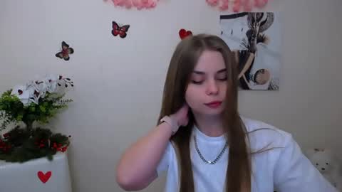 Snapshot of dream_mari chatting on 05-08-26, 05:24 Mari online show from 05-08-26, 05:24