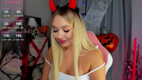 Snapshot of dreamaise chatting on 10-15-25, 04:18  Mary   pvt open    use pink and blue app lovense online show from 10-15-25, 04:18