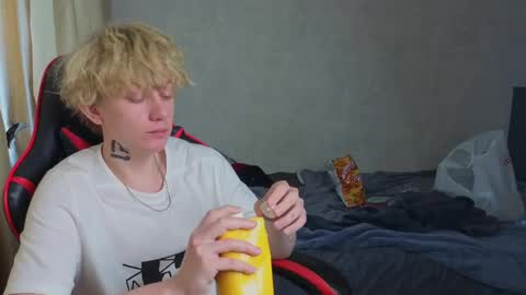Snapshot of drinklinov chatting on 05-25-26, 05:08 Mark online show from 05-25-26, 05:08