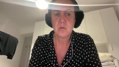 Snapshot of drresa chatting on 10-17-25, 06:21 Dr. Resa online show from 10-17-25, 06:21