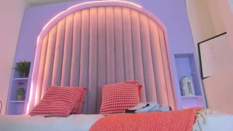 Snapshot of dulceaurora_ chatting on 11-26-25, 12:00 DULCE AURORA online show from 11-26-25, 12:00