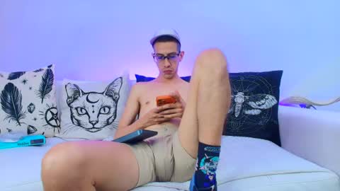Snapshot of dustindollin_ chatting on 06-11-26, 06:28 Dustin Dollin online show from 06-11-26, 06:28