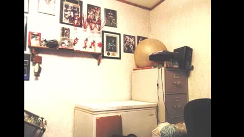 Snapshot of dwinmontana chatting on 01-11-26, 06:51 dwinmontana online show from 01-11-26, 06:51