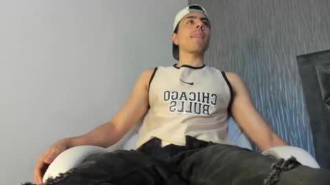 Snapshot of dylan_cross_ chatting on 10-04-25, 11:19 Dylan online show from 10-04-25, 11:19