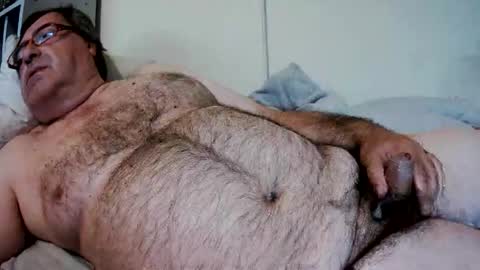 Snapshot of e1415926 chatting on 06-11-26, 03:04 Uncle Emo online show from 06-11-26, 03:04