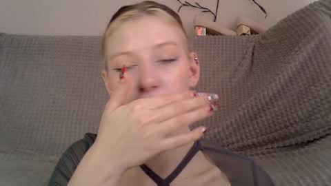 Snapshot of earn_my_lily chatting on 05-05-26, 06:32 Lily online show from 05-05-26, 06:32