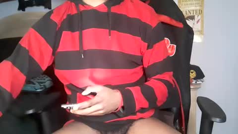 Snapshot of easybreezy20 chatting on 11-18-25, 07:57 TWITTER INSTAGRAM easybreezy20 ONLINE 1230 AM TO 7AM online show from 11-18-25, 07:57