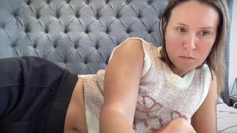 Nadia Ferreira  online show from 10-15-25, 08:47