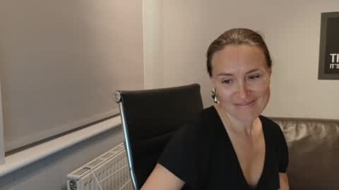 Nadia Ferreira  online show from 05-18-26, 08:58