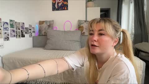 Custom content and video calls are available as well  online show from 04-06-26, 07:53