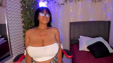 Snapshot of ebony_colombian chatting on 12-17-24, 03:39 Andrea online show from 12-17-24, 03:39