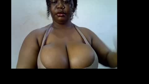 Snapshot of ebony_plumx12 chatting on 04-27-26, 07:39 Prisy online show from 04-27-26, 07:39