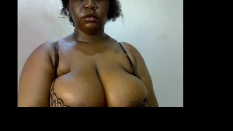 Snapshot of ebony_plumx12 chatting on 04-27-26, 07:45 Prisy online show from 04-27-26, 07:45