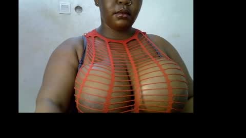 Snapshot of ebony_plumx12 chatting on 05-19-26, 06:47 Prisy online show from 05-19-26, 06:47