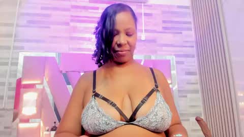 Snapshot of ebony_priincess chatting on 05-27-26, 01:57 Valery online show from 05-27-26, 01:57