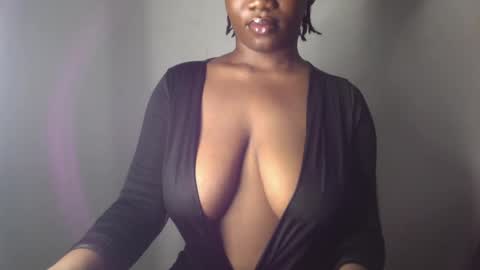 Snapshot of ebony_pussy98 chatting on 02-13-25, 05:05 delilah online show from 02-13-25, 05:05
