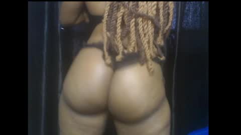 Snapshot of ebony_queenx chatting on 05-12-26, 09:39 Queen online show from 05-12-26, 09:39