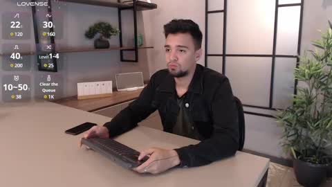 Snapshot of edward_maxx chatting on 02-01-25, 03:19 Eduardo online show from 02-01-25, 03:19