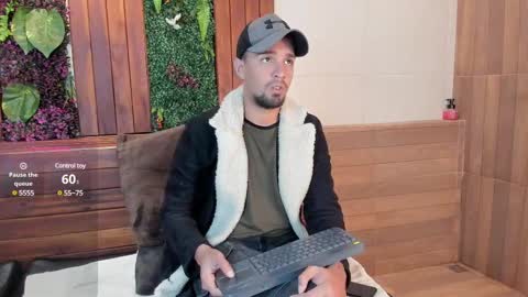 Snapshot of edward_maxx chatting on 03-08-25, 03:28 Eduardo online show from 03-08-25, 03:28