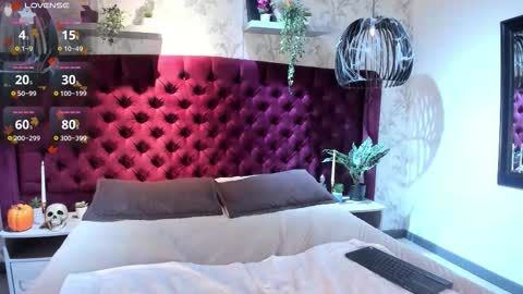 Snapshot of edward_maxx chatting on 10-28-25, 04:05 Eduardo online show from 10-28-25, 04:05