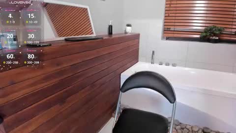 Snapshot of edward_maxx chatting on 11-02-25, 03:42 Eduardo online show from 11-02-25, 03:42