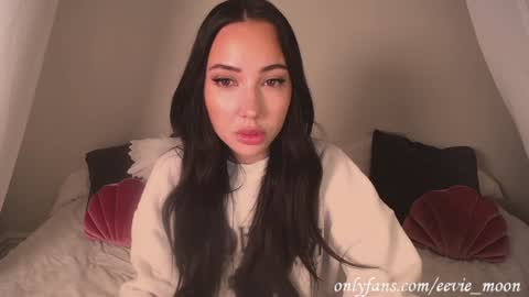 Snapshot of eevie_moon chatting on 12-05-24, 08:00 eevie online show from 12-05-24, 08:00