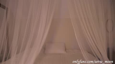 Snapshot of eevie_moon chatting on 02-28-25, 07:37 eevie online show from 02-28-25, 07:37