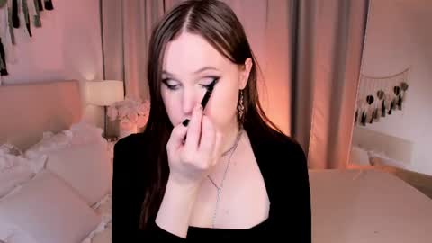Snapshot of effiemur chatting on 06-19-26, 10:13 Effie Mur online show from 06-19-26, 10:13