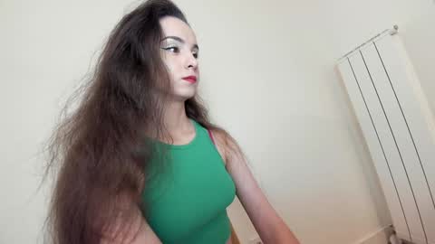 Snapshot of ehotlovea chatting on 09-17-25, 08:10 Erik and Alice online show from 09-17-25, 08:10