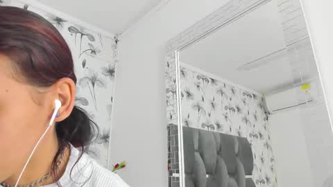 Snapshot of ehotloveaxxx chatting on 10-22-25, 01:33 Valery online show from 10-22-25, 01:33