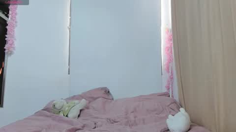 Snapshot of eimy_leny_ chatting on 09-22-25, 08:22 EIMY online show from 09-22-25, 08:22