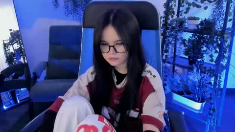 Snapshot of elainebeness chatting on 05-27-26, 01:57 Your sweet girl online show from 05-27-26, 01:57
