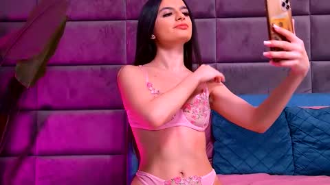 Snapshot of elaramorel chatting on 12-14-25, 04:40 Elara online show from 12-14-25, 04:40