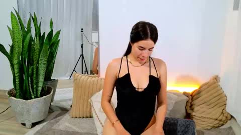 Snapshot of elaravennori chatting on 12-20-25, 03:24 elaravennori online show from 12-20-25, 03:24