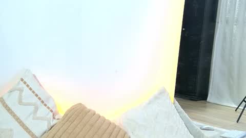 Snapshot of elaravennori chatting on 01-17-26, 01:32 elaravennori online show from 01-17-26, 01:32