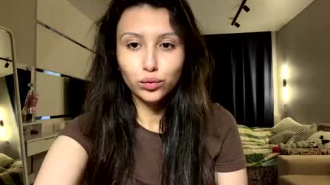 Snapshot of eleanorefrens chatting on 06-25-26, 02:10 Alice online show from 06-25-26, 02:10