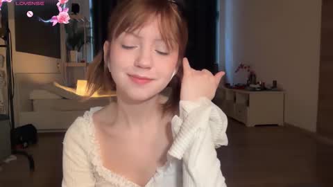 Snapshot of electric_woman chatting on 11-11-25, 11:43 Aleksa online show from 11-11-25, 11:43