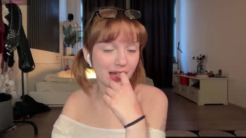 Snapshot of electric_woman chatting on 11-19-25, 11:21 Aleksa online show from 11-19-25, 11:21