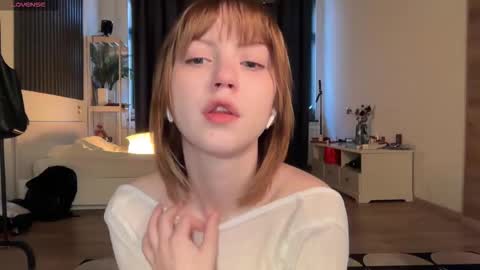 Snapshot of electric_woman chatting on 11-20-25, 11:32 Aleksa online show from 11-20-25, 11:32