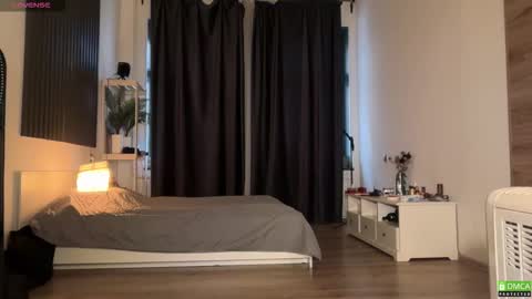 Snapshot of electric_woman chatting on 11-23-25, 11:32 Aleksa online show from 11-23-25, 11:32